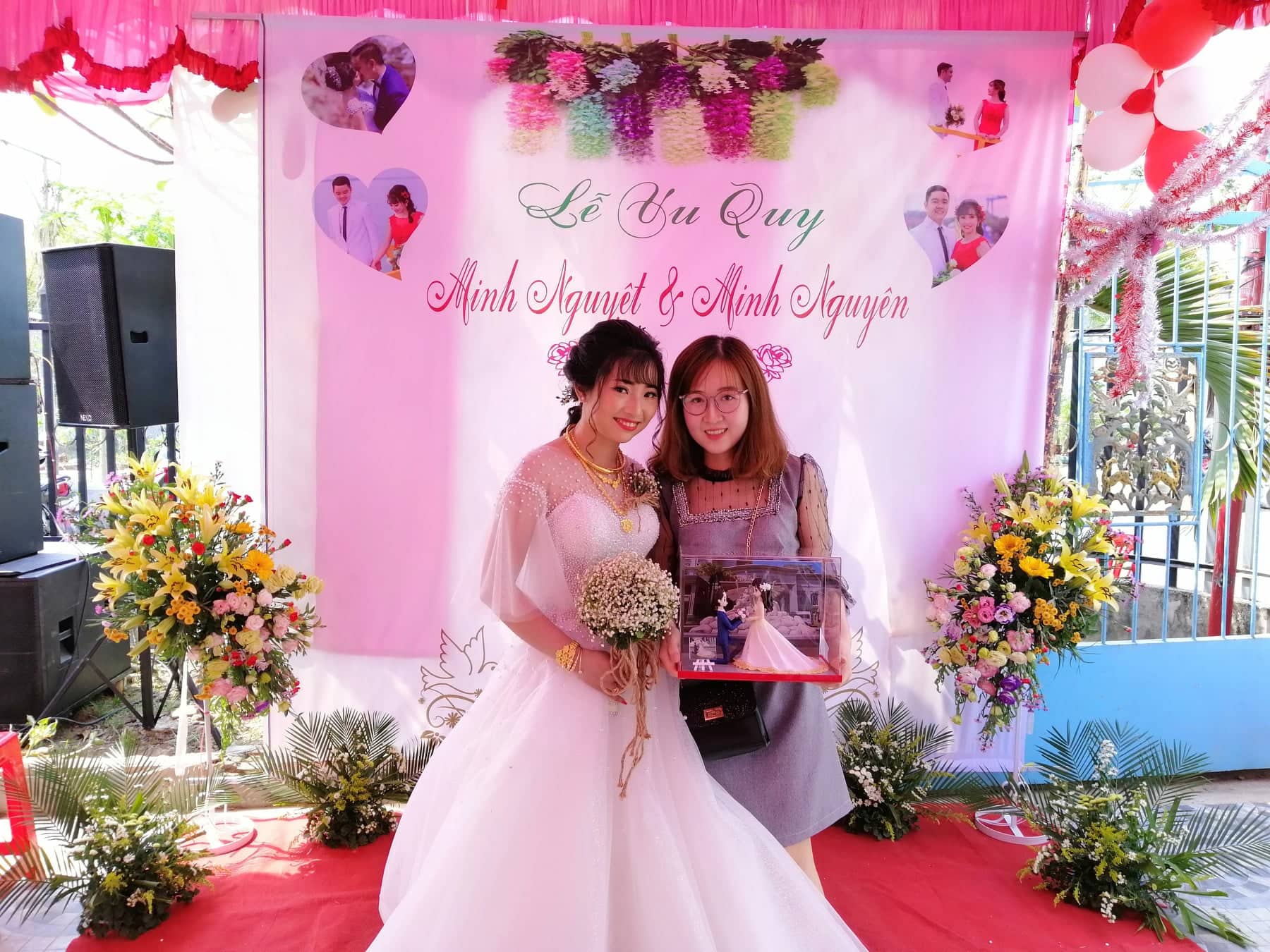 TƯỢNG CHIBI CƯỚI CÔ DÂU CHÚ RỂ (KÈM DỰNG CẢNH, HỘP MICA VÀ ĐÈN)