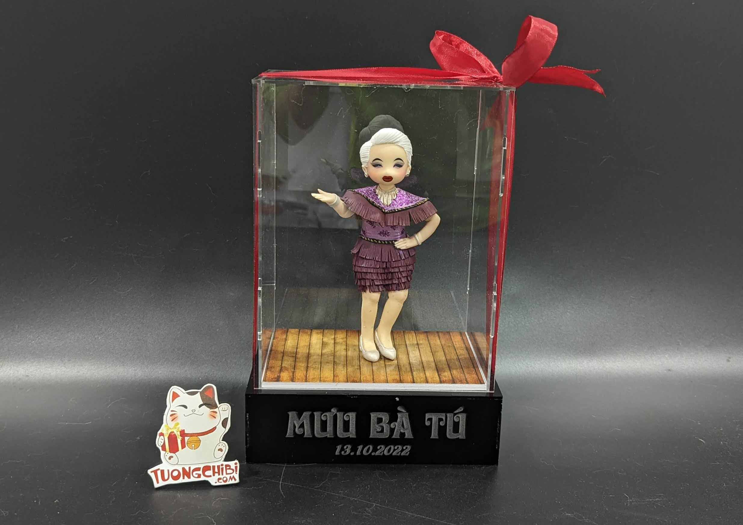 hộp mica lắp ráp đế đen khắc chữ