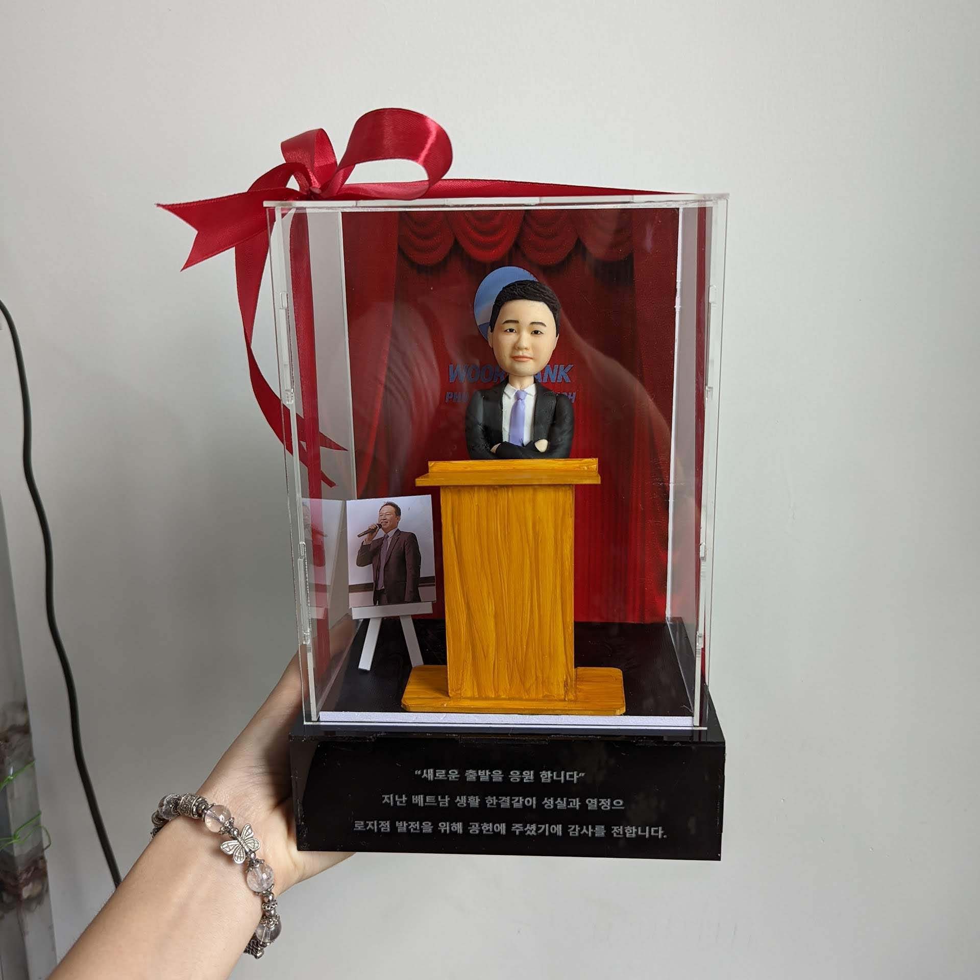 hộp mica trong đế đen