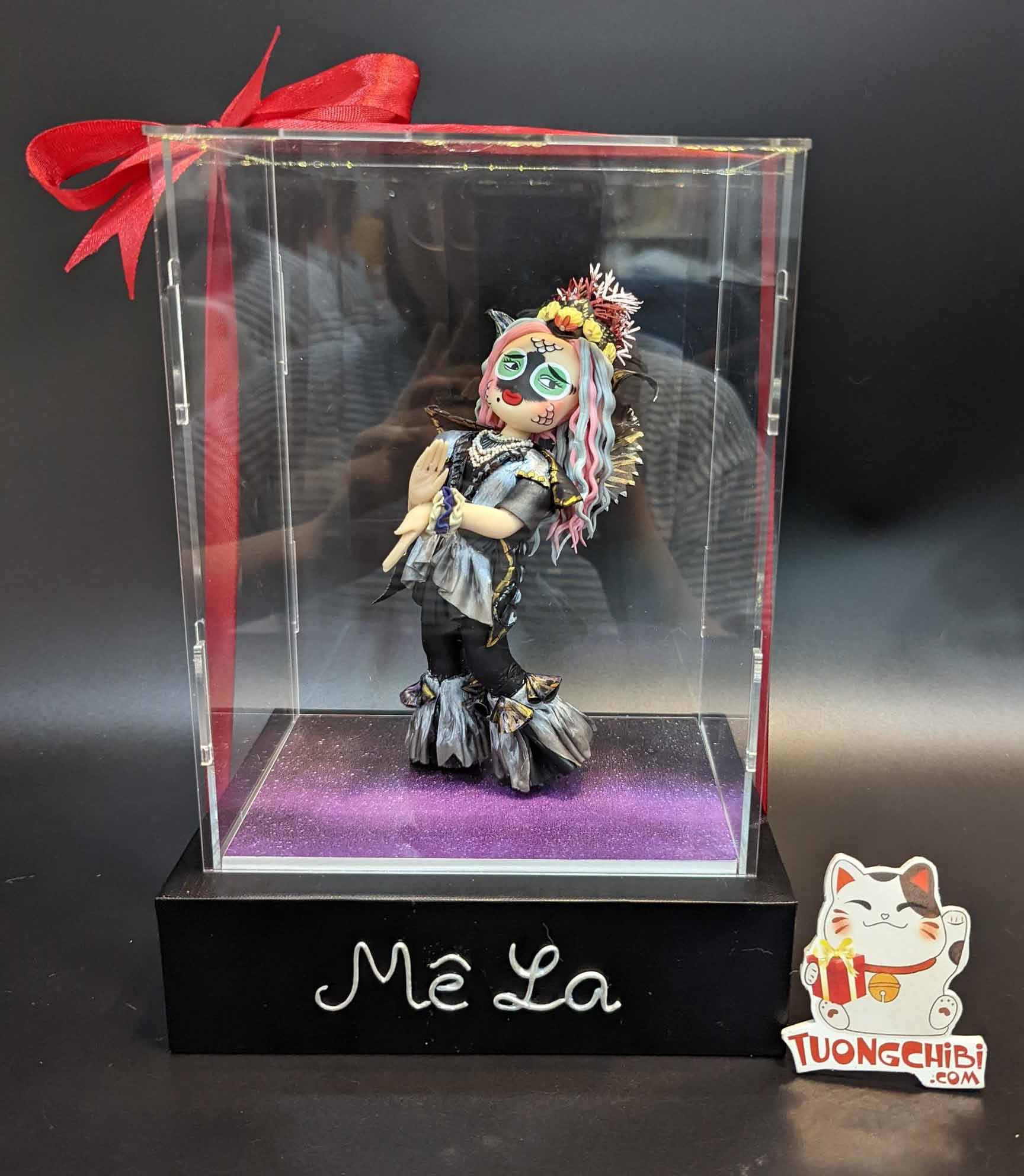 hộp mica trong suốt đế đen trưng bày