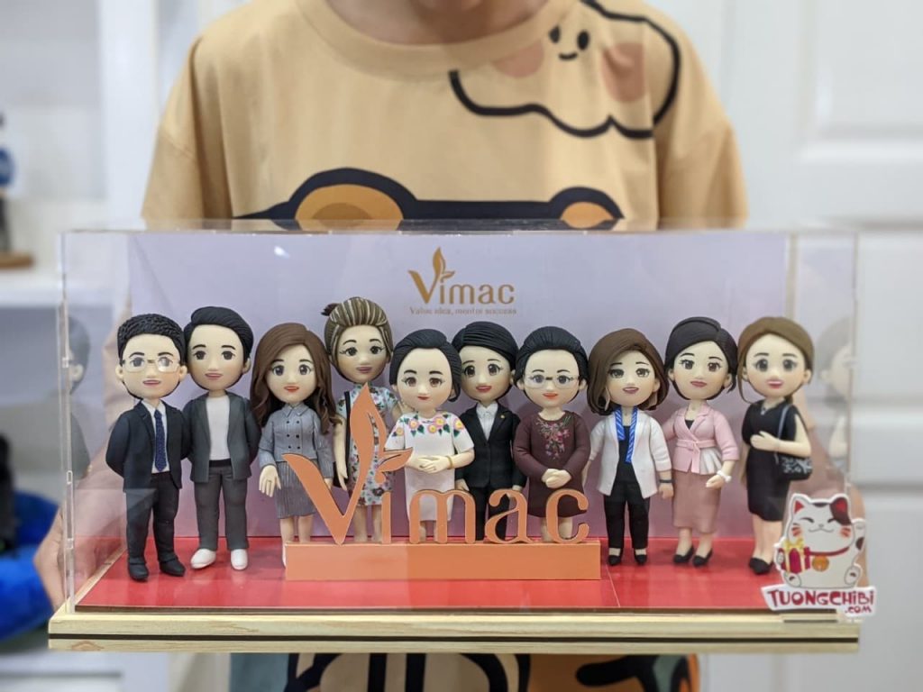 TƯỢNG CHIBI TẬP THỂ, CÔNG TY